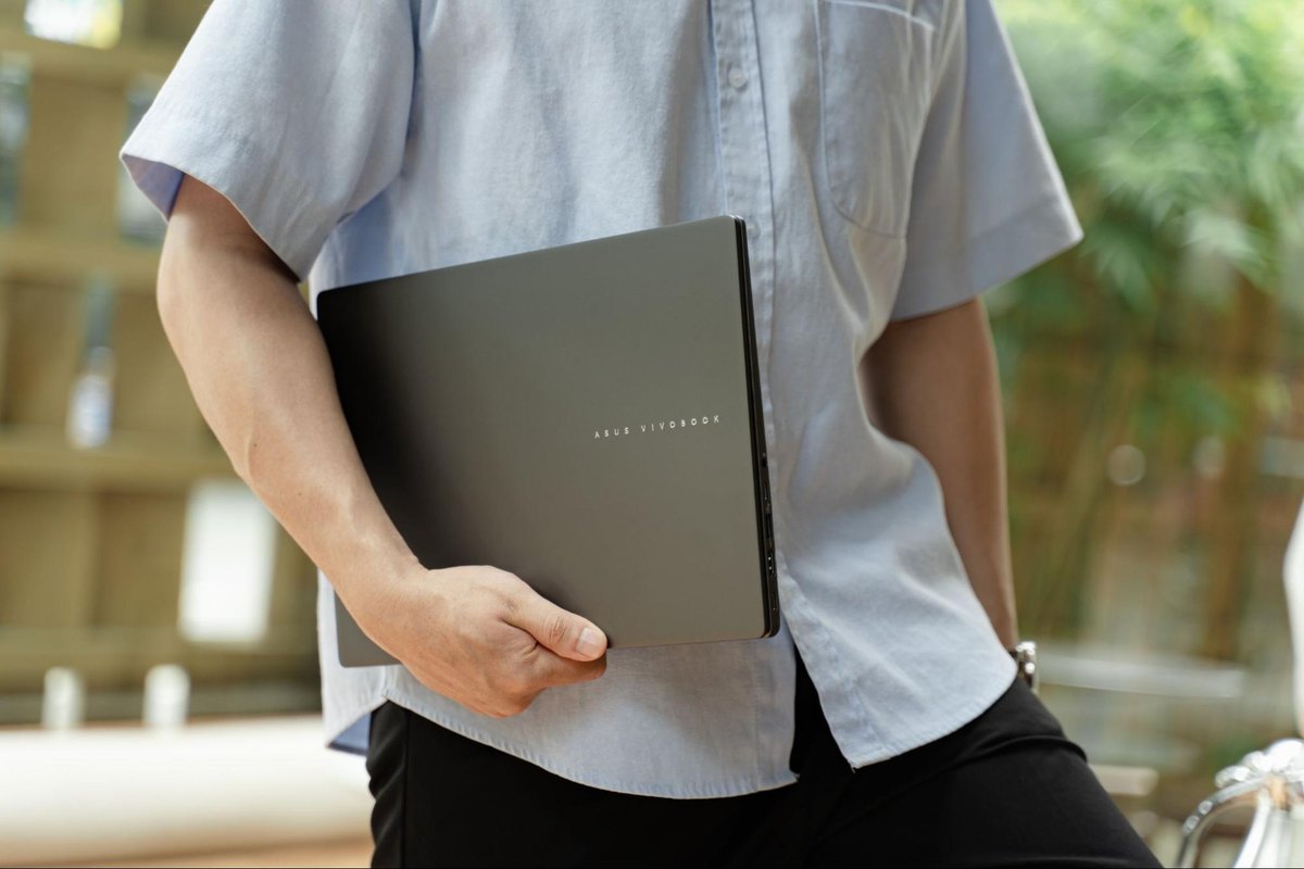 Mang laptop mỏng nhẹ đi học và đi làm mỗi ngày làm tăng nguy cơ va đập