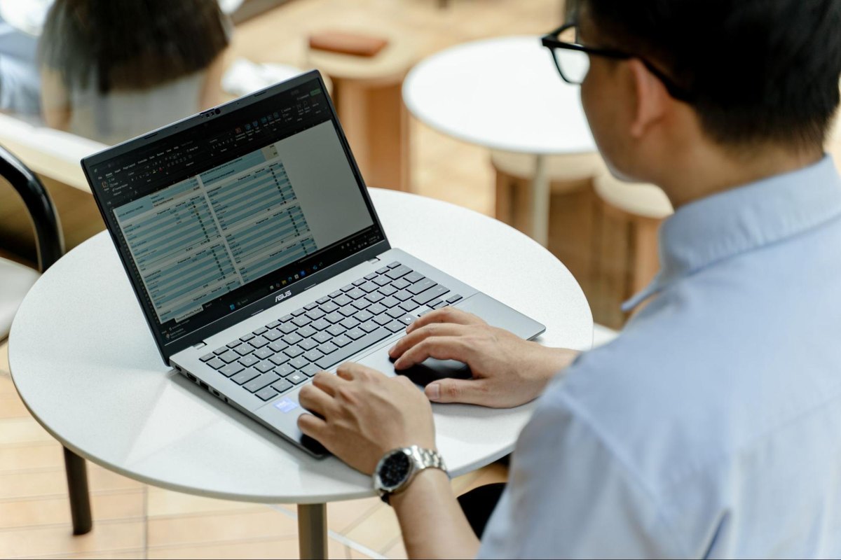 Sạc laptop qua cổng USB-C khi học tại quán cà phê