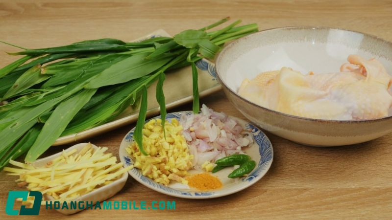 Gừng thái sợi và gà chặt miếng chuẩn bị xào gừng
