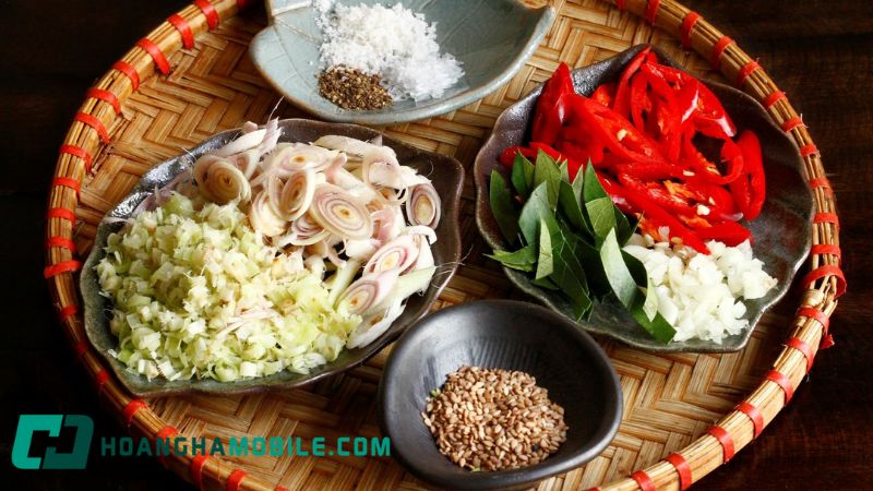 Sơ chế gà xào lăn với sả tỏi