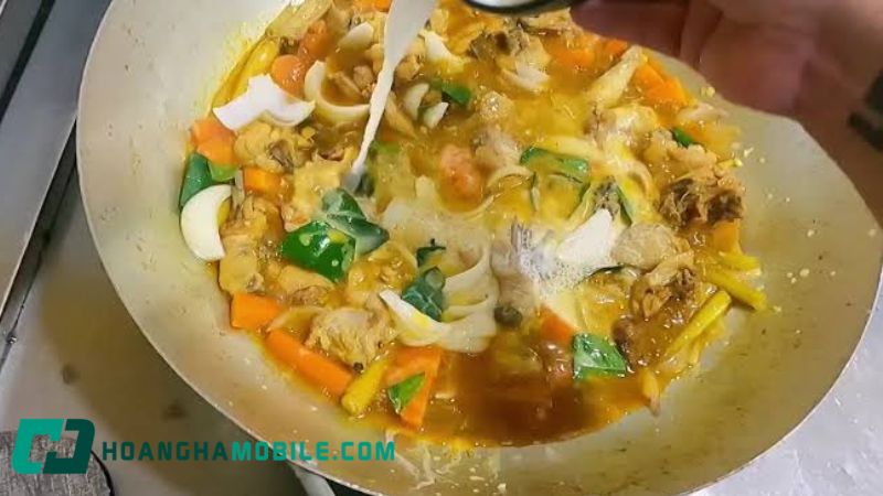 Ướp gà xào lăn với nghệ và sả