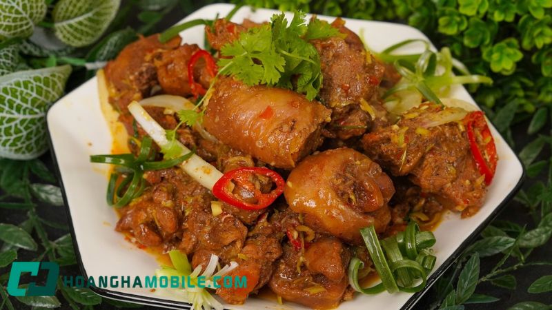 Xào săn gà trước khi om nước cốt dừa