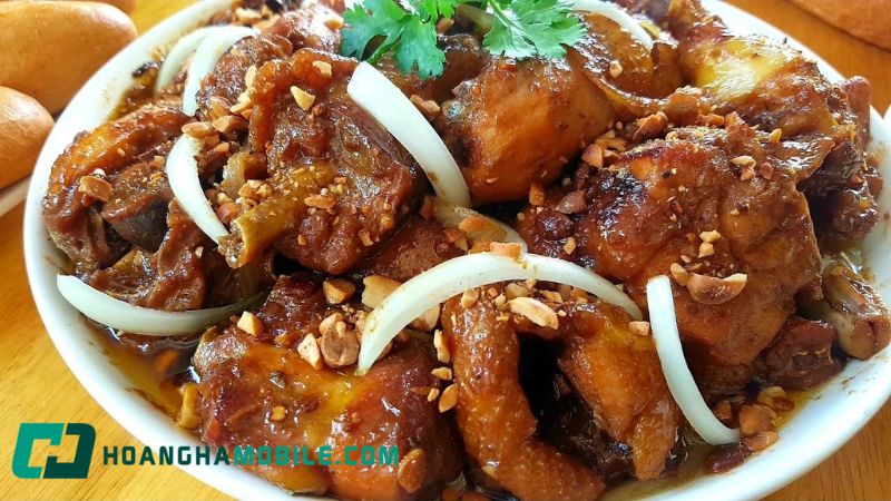 Gà xào lăn rắc đậu phộng và rau thơm