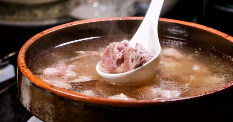 ham-xuong-bang-noi-nau-cham