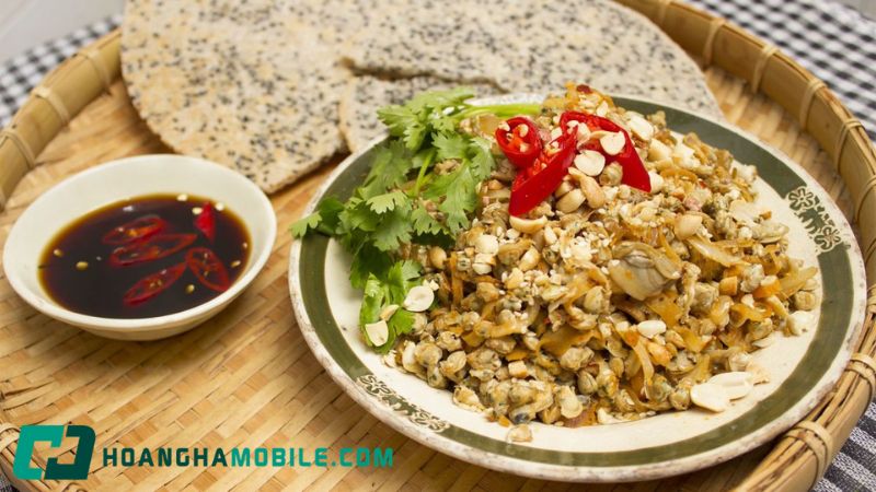 hến xào xúc bánh đa trên đĩa