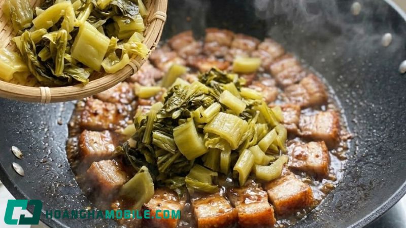 heo-quay-kho-cai-chua-3