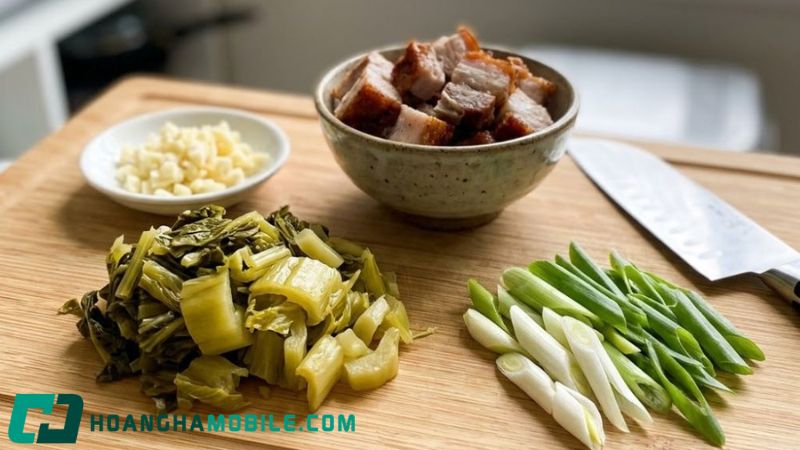 heo-quay-kho-cai-chua-5
