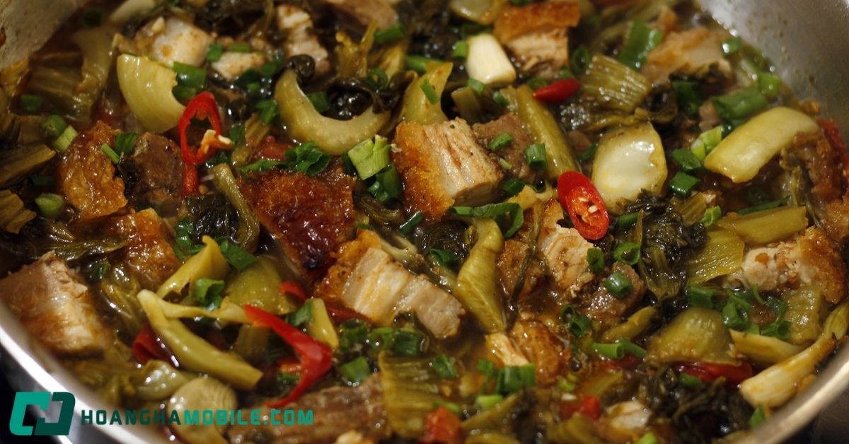 heo-quay-kho-cai-chua