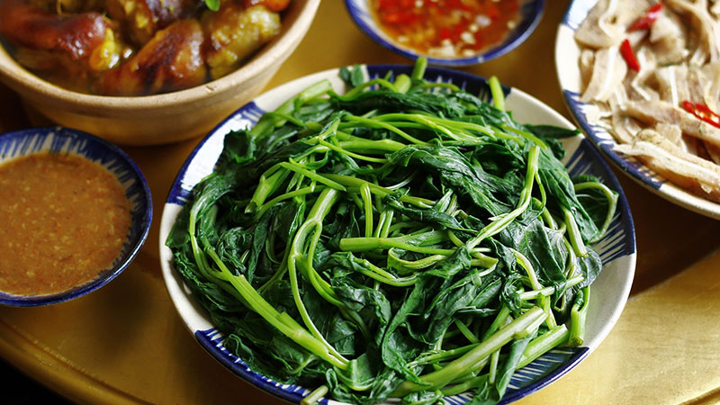 luoc-rau-bang-noi-com-dien-2