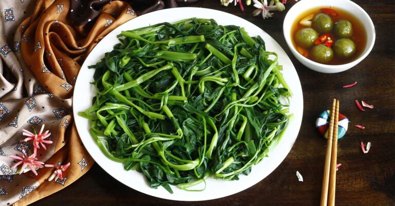 luoc-rau-bang-noi-com-dien