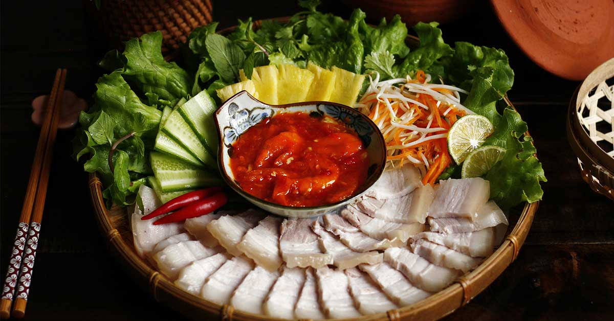 luoc-thit-bang-noi-com-dien