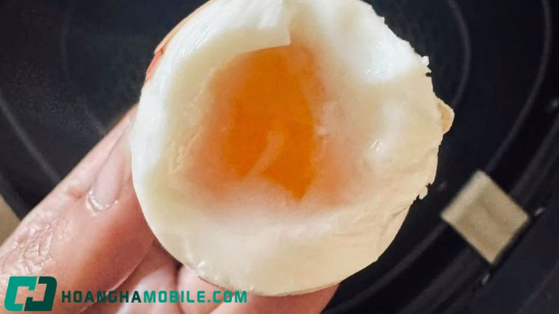bóc vỏ trứng luộc bằng nồi chiên không dầu