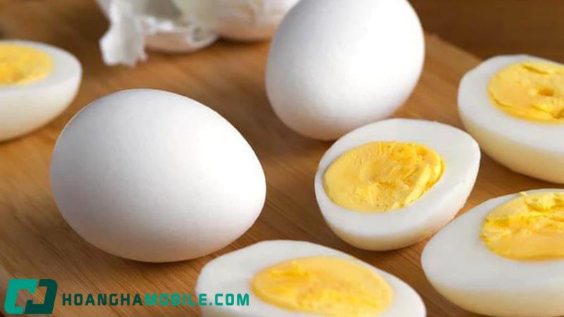 trứng luộc bằng nồi chiên không dầu cắt đôi
