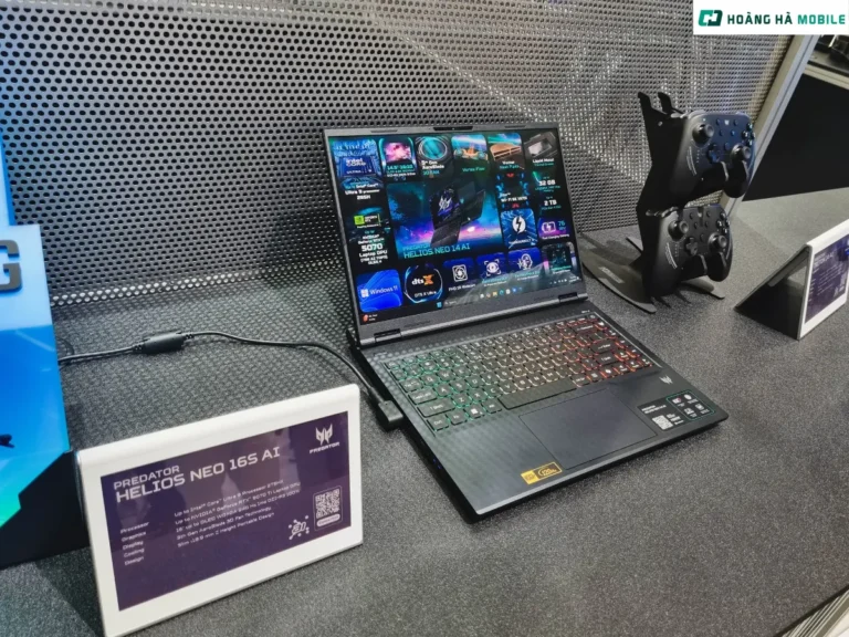 Laptop gaming Acer Predator với bàn phím đèn màu tại quầy trưng bày