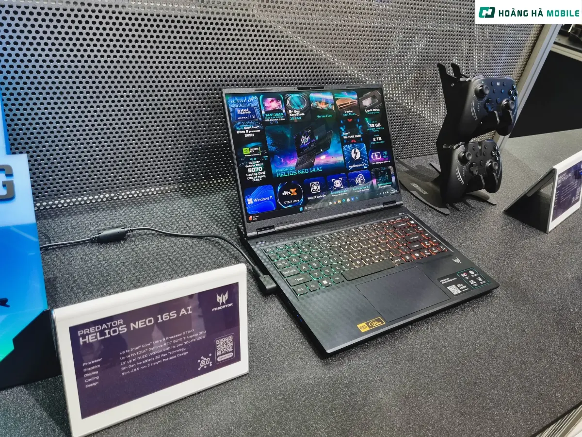 Laptop gaming Acer Predator với bàn phím đèn màu tại quầy trưng bày