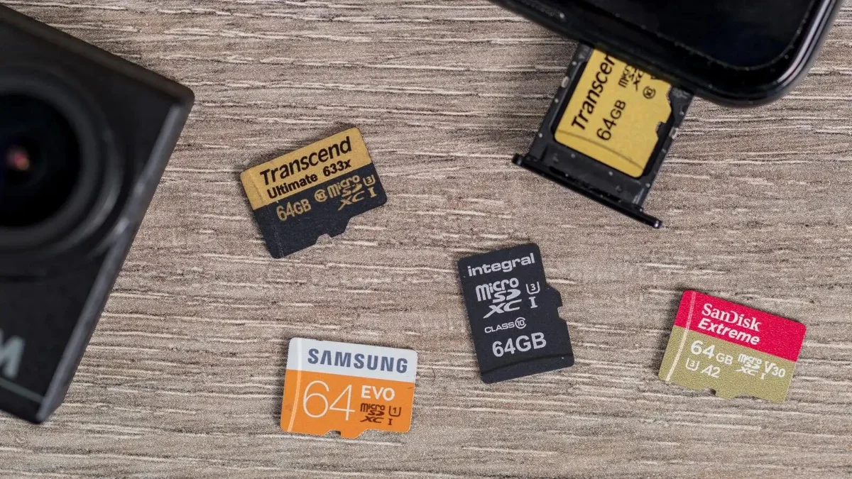 Các thẻ nhớ microSD đặt trên bàn