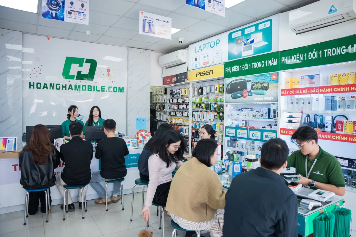 Khách hàng và nhân viên tại các bàn tư vấn trong cửa hàng Hoàng Hà Mobile