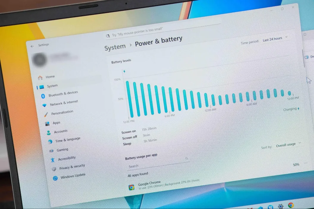 Màn hình laptop hiển thị biểu đồ sử dụng pin