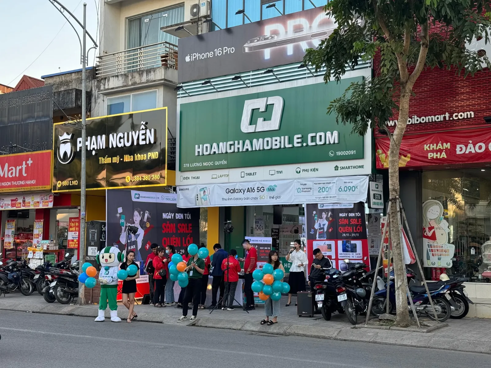 Khách hàng tham gia sự kiện tại cửa hàng Hoàng Hà Mobile